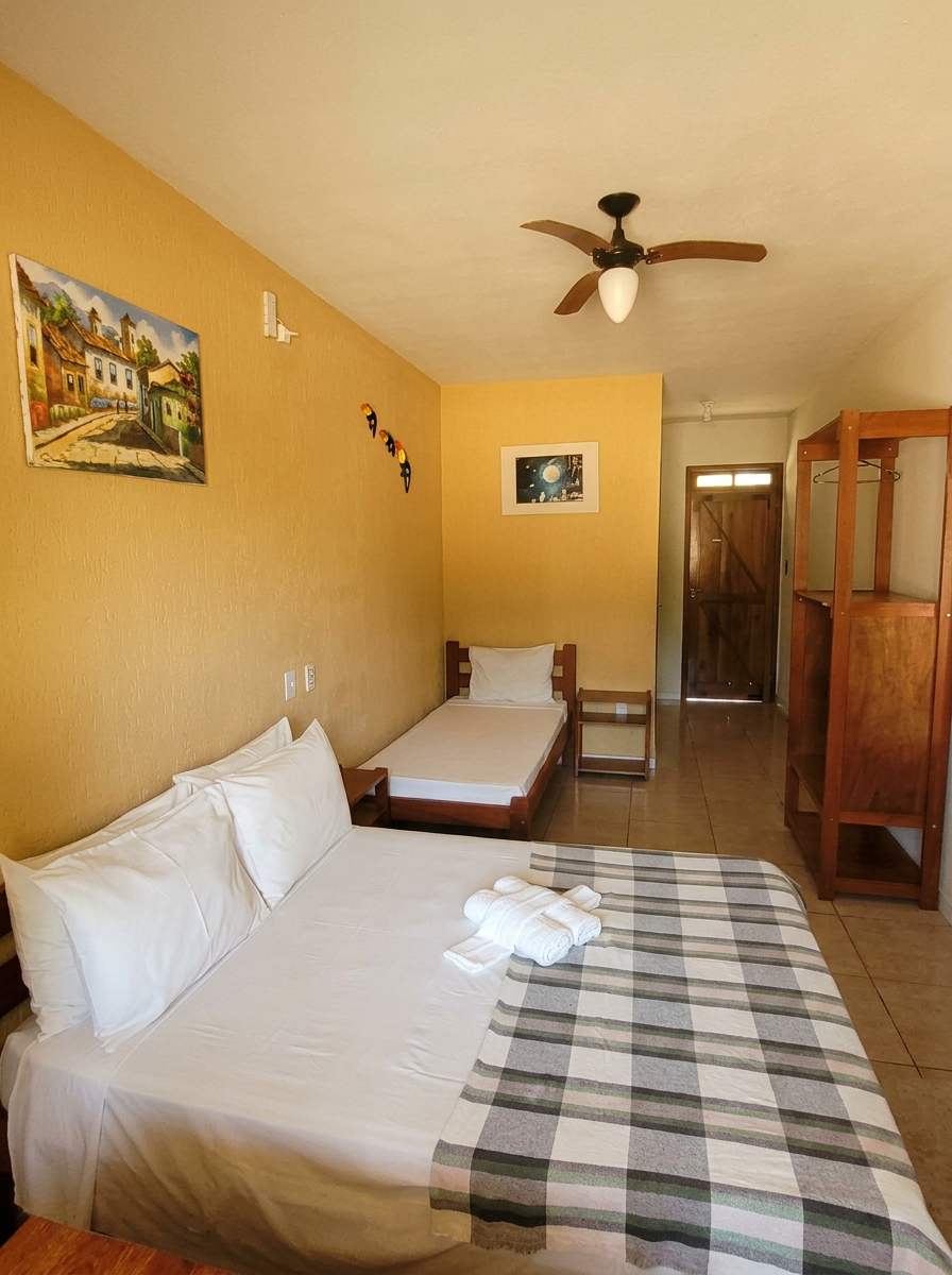 Apartamento amplo com cama de casal, cama de solteiro e ventilador