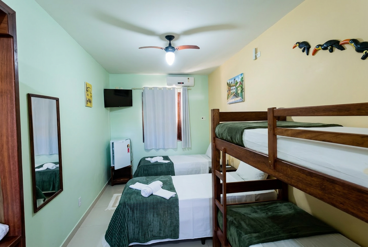 Apartamento familiar com beliche de madeira, camas de solteiro e TV