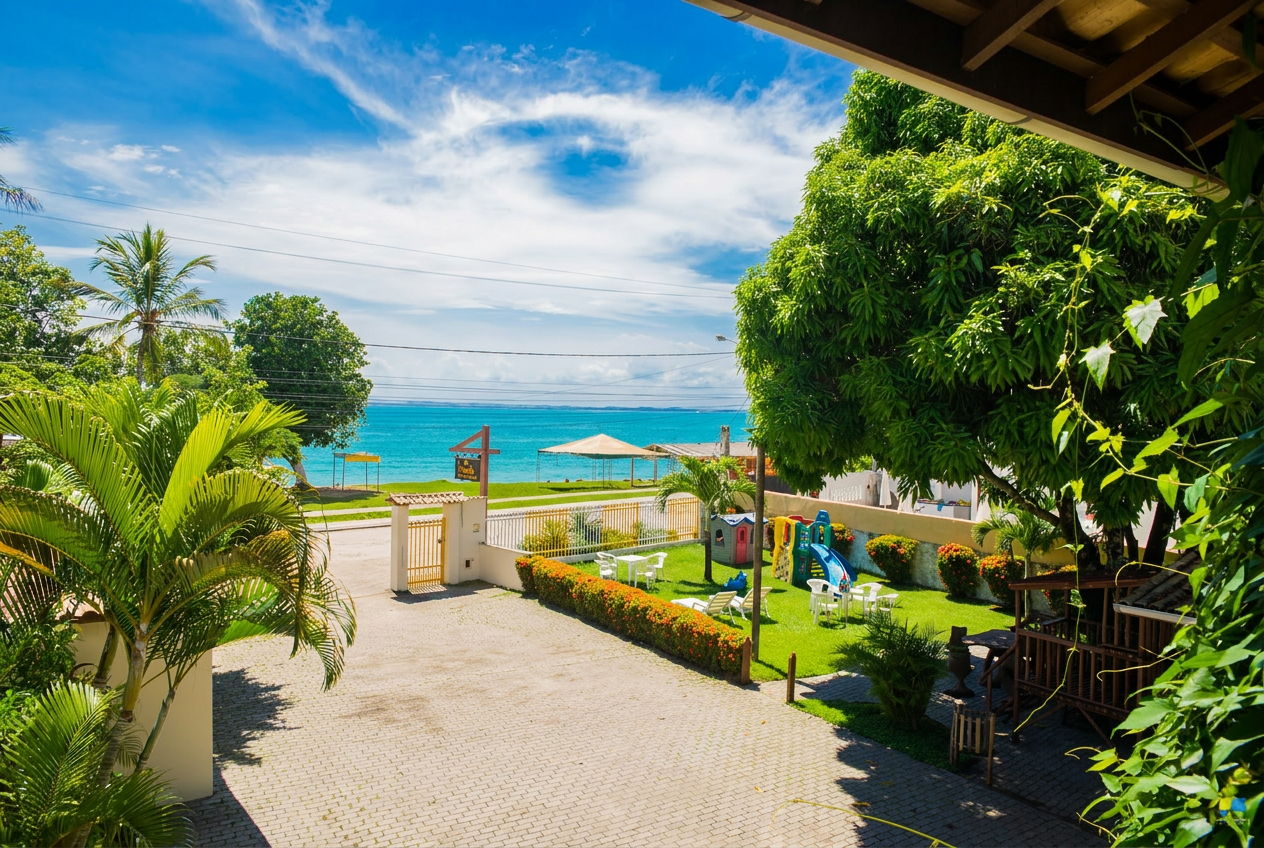 Vista para o mar com jardim, playground e área externa da pousada